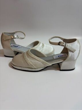 KRU Girls Elegant Ivory Satin Ankle-Strap  Dress Shoes 12.5 NIB